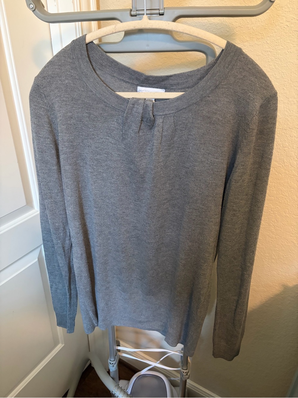 New York & Company Gray Long-Sleeve Crewneck Sweater